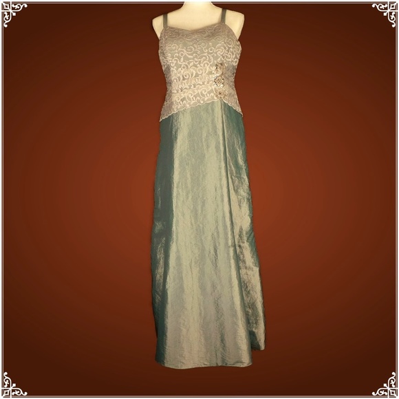 Karen Miller Dresses & Skirts - NWT Karen Miller Silver Green Lace Gown 8